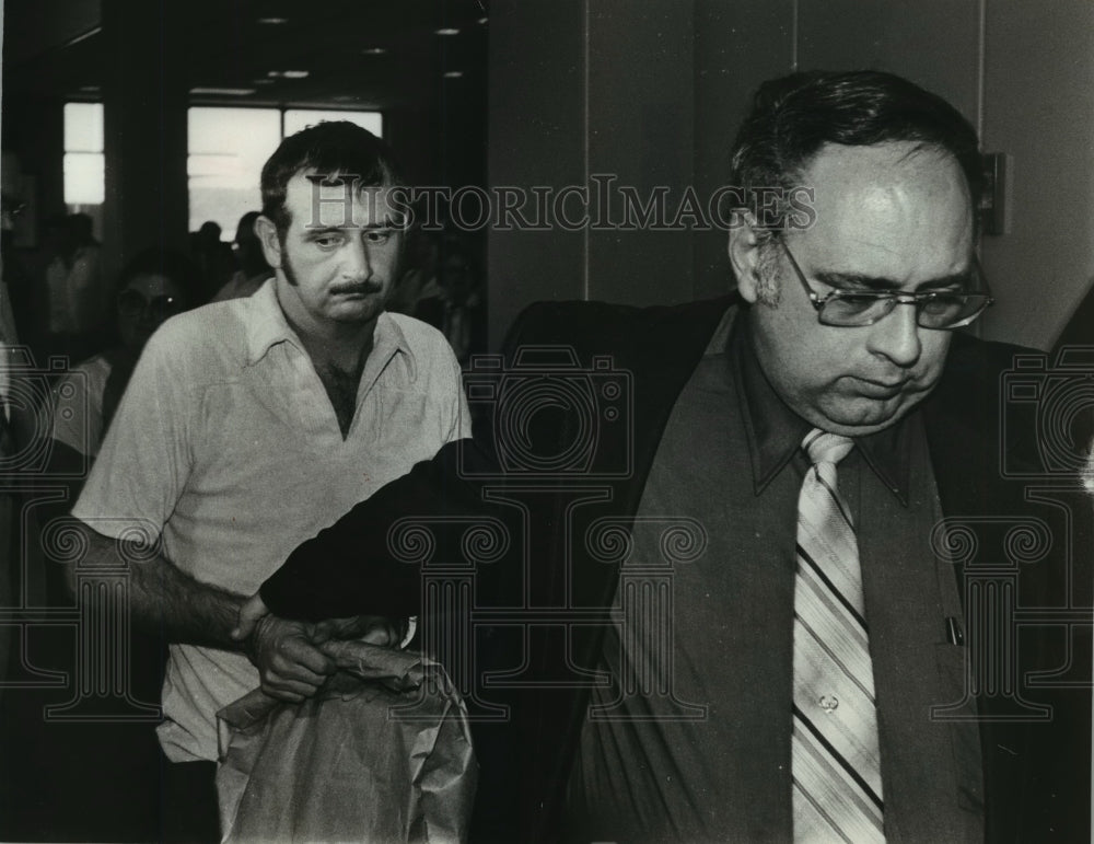 1981 Jimmy Louis Betts &amp; suspected criminal Sergeant John Rumsey - Historic Images