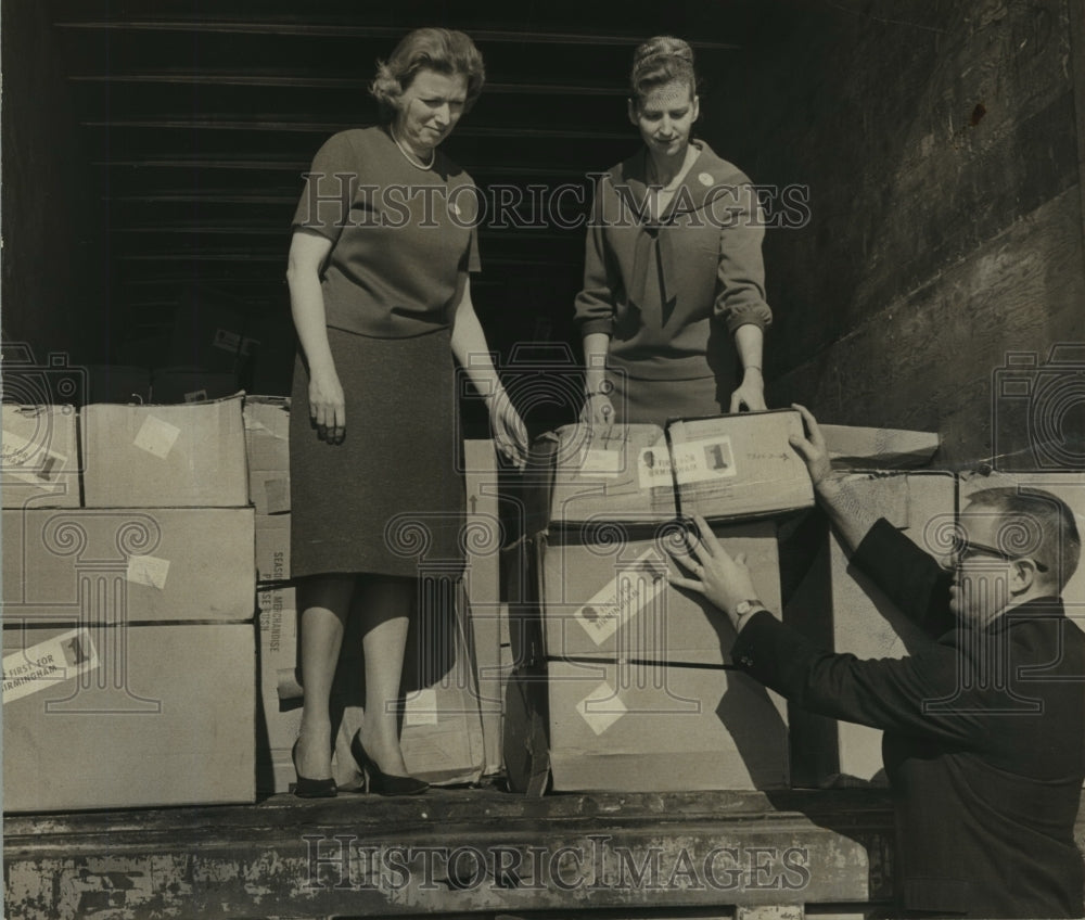 1965 Van Line Officials Deliver Gifts to Plane-Historic Images