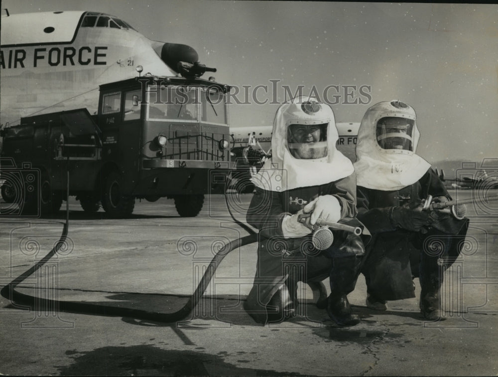 1959 Press Photo Airport Firefighters with remote operated foam nozzles, Alabama - Historic Images