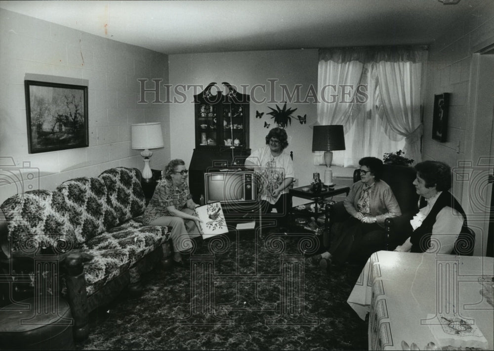 1982 Press Photo Jess Lanier Manor Visitors in apartment of Beatrice Lee AL