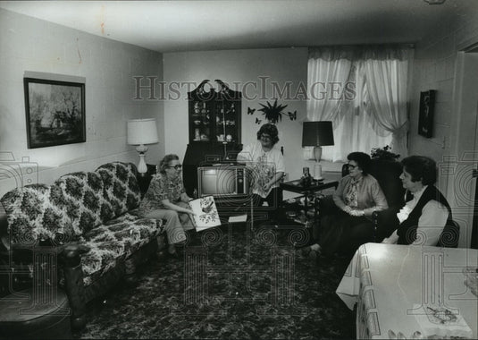 1982, Jess Lanier Manor, Visitors in apartment of Beatrice Lee, AL - Historic Images