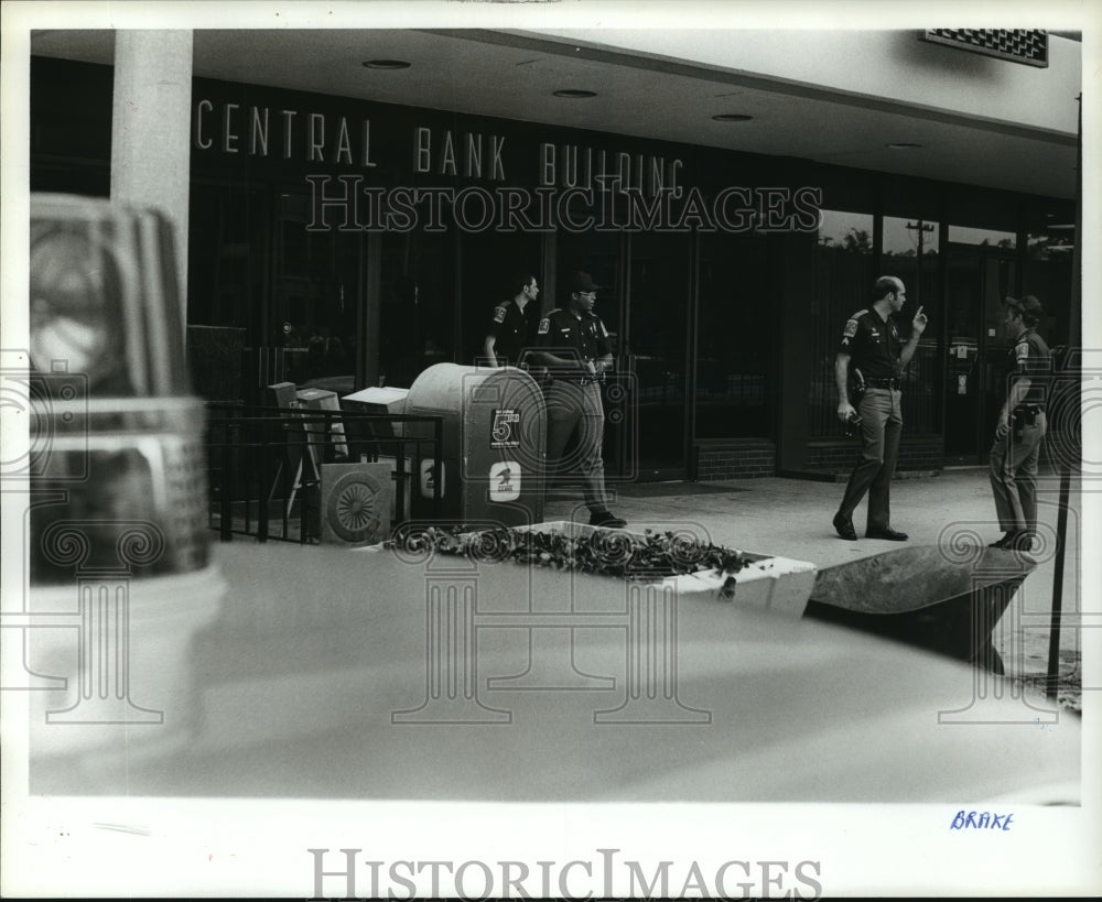 1989 Birmingham, Alabama - Police in front of Central Bank - Historic Images