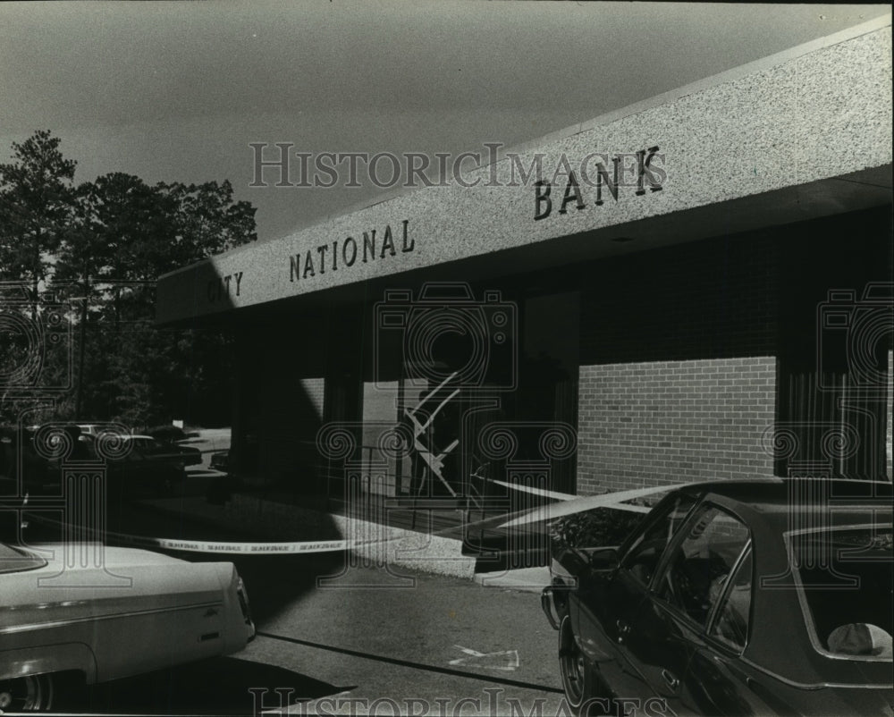 1979, Mid-morning holdup at City National Bank Oxmoor Branch Alabama - Historic Images