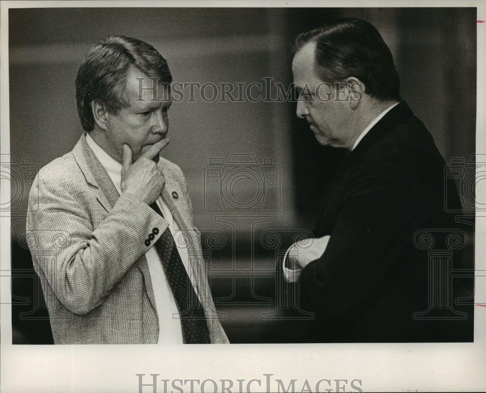 1989 Senators Jim Bennet of Homewood and Bill Cabinis confer - Historic Images