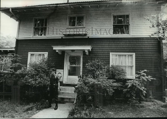 1982, Birmingham/Jefferson County Women's Center, Hostage Scene - Historic Images