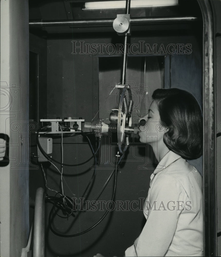 1965 Press Photo Patient Breathes into Plethysmograph, detects lung disorders - Historic Images
