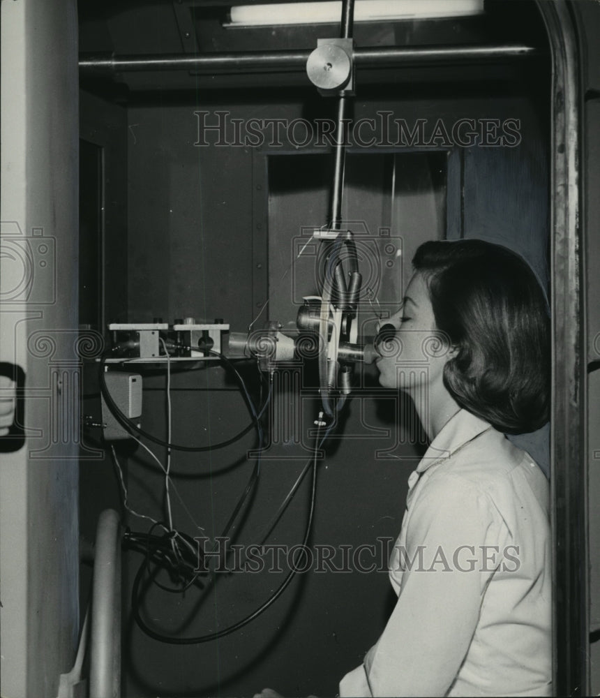 1965 Press Photo Patient Breathes into Plethysmograph, detects lung disorders - Historic Images