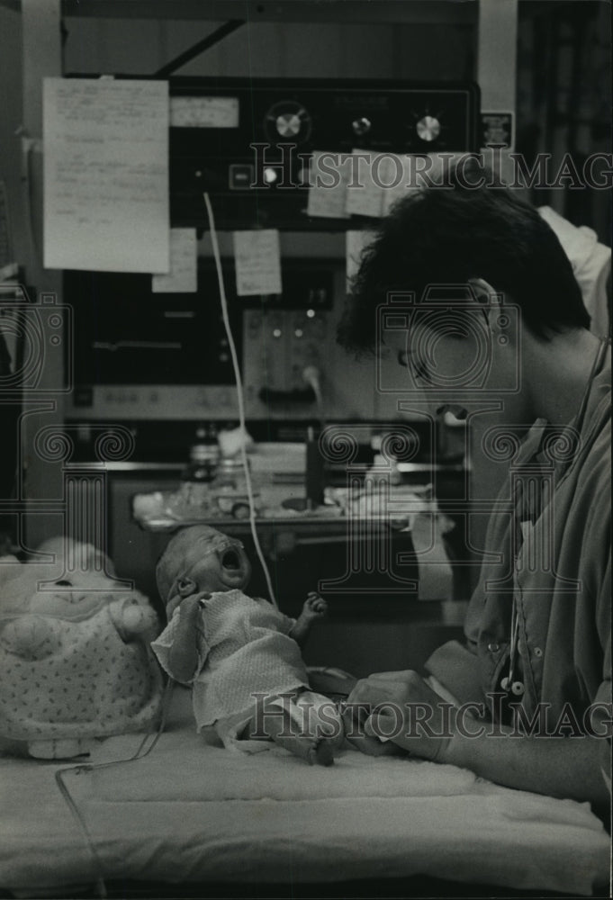 1982 High Risk Nursery at Saint Vincent's, RN Edith Powell with Baby - Historic Images