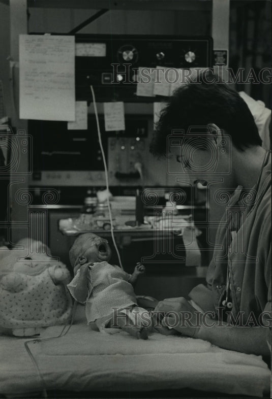 1982 High Risk Nursery at Saint Vincent's, RN Edith Powell with Baby - Historic Images
