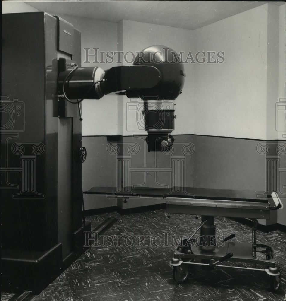 1957 University Hospital, cobalt teletherapy unit, Birmingham, AL-Historic Images