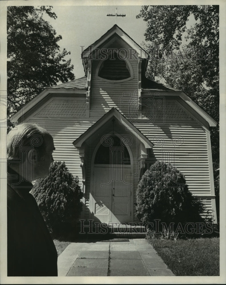 1976 Press Photo Rev. Corcoran in front of Holy Rosary Catholic in Birmingham - Historic Images