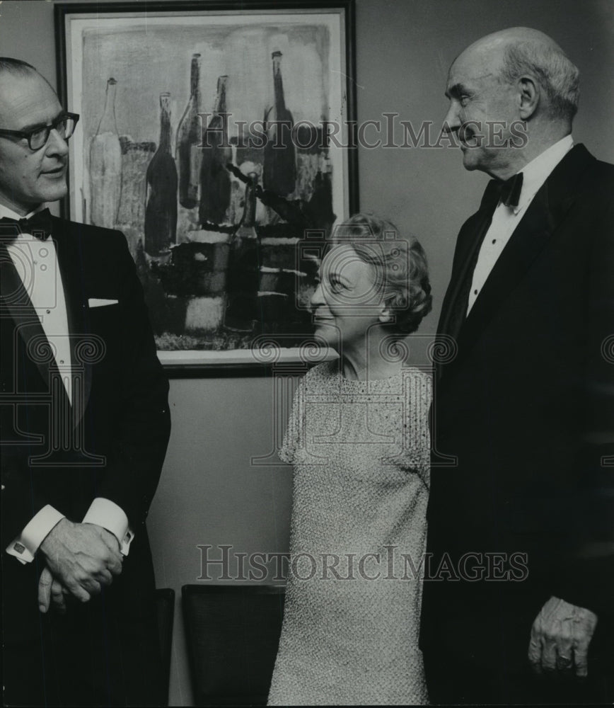 1966 Press Photo Willis F. Woods, Mrs. Alyce B. Walker, Thad Holt at Art Gallery-Historic Images