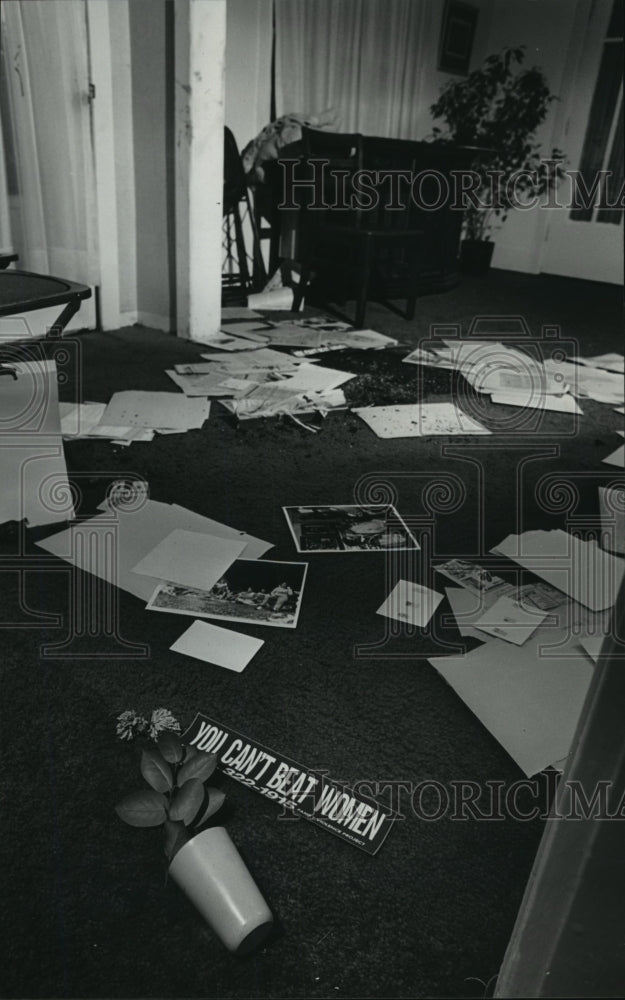 1982 Press Photo Interior, Women&#39;s Center, Scrapbook Stickers used to start Fire - Historic Images