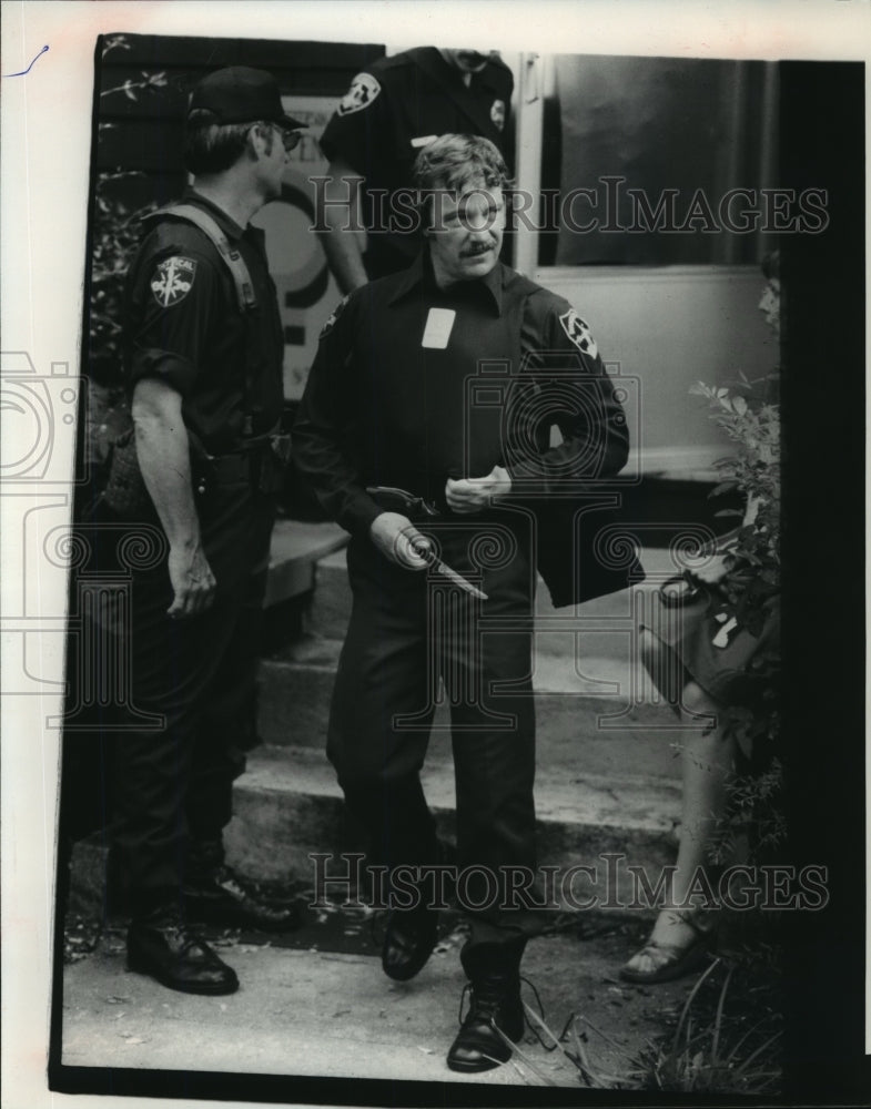 1982 Press Photo Birmingham Jefferson Women&#39;s Center, Officer Morgan holds knife - Historic Images