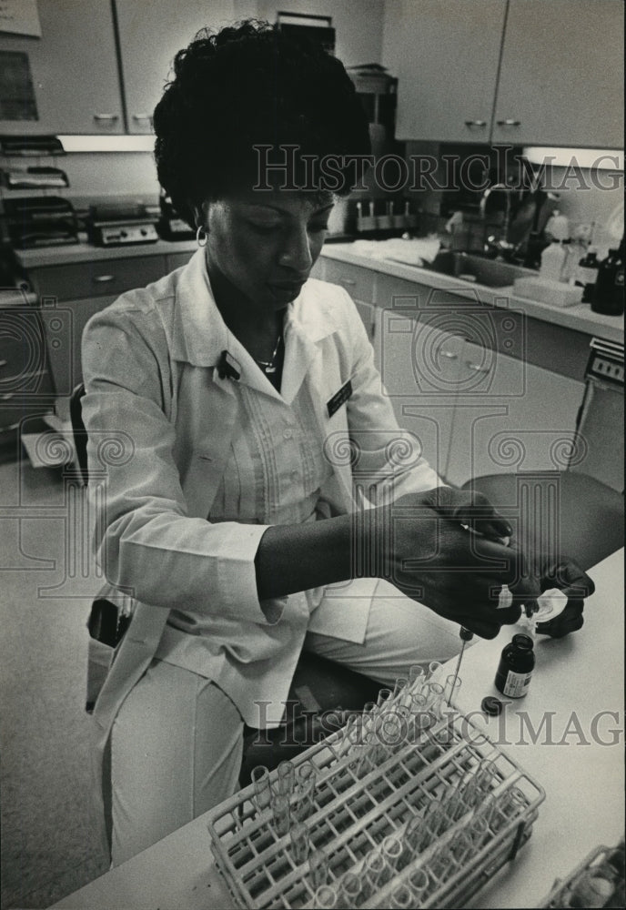 1983 Cassandra Smith in Cooper Green Hospital Nuclear Lab, Alabama - Historic Images