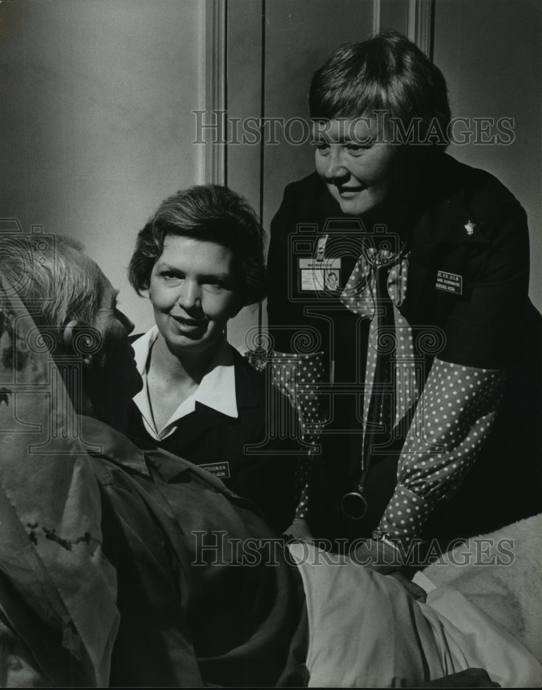 1980 Press Photo Nurses Willie Patterson, Polly Clarke With Hospice Patient - Historic Images