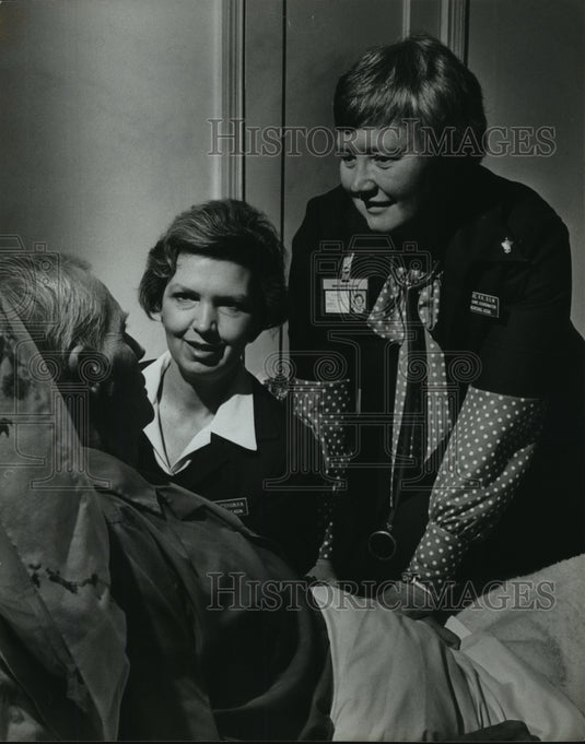 1980 Press Photo Nurses Willie Patterson, Polly Clarke With Hospice Patient - Historic Images