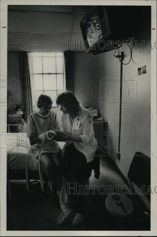 1987 Press Photo University of Alabama Hospital OTR Adjusts Splint, - abna21168 - Historic Images