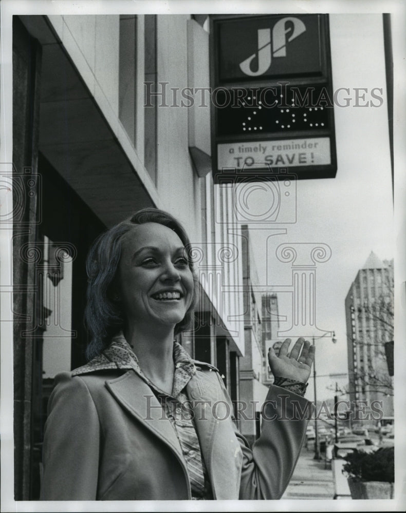 1976 Press Photo Martha Vaughn of Jefferson Federal Savings &amp; Loan, Birmingham - Historic Images