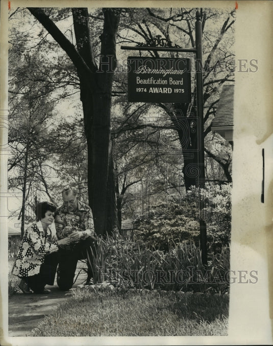 1976 Beautification members LA Corcoran & James Simmons in Alabama - Historic Images