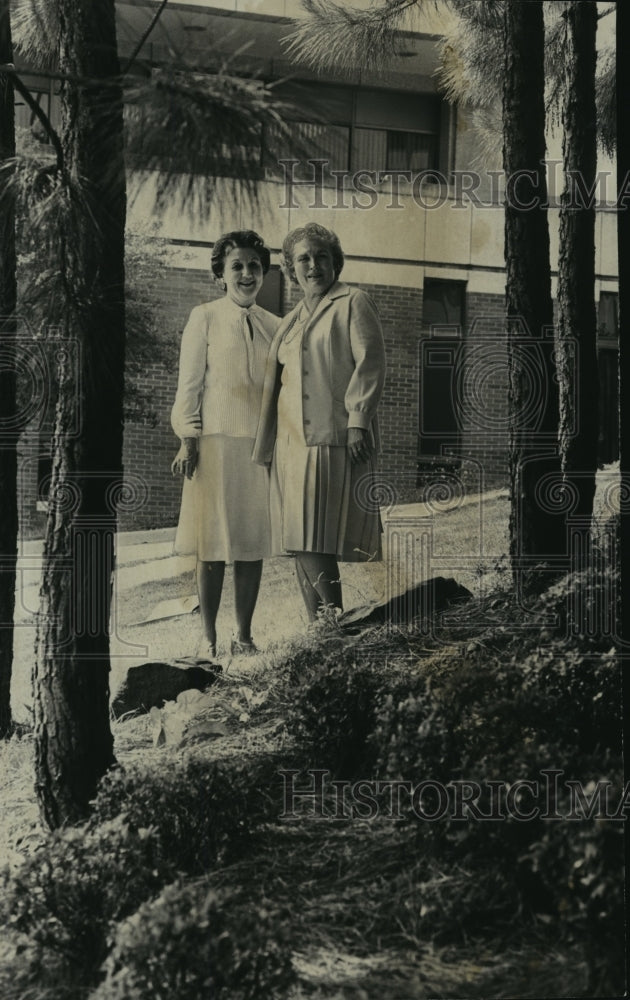 1977, Mrs. Delorne & Mrs. Hansberger at the Baptist Medical Center - Historic Images