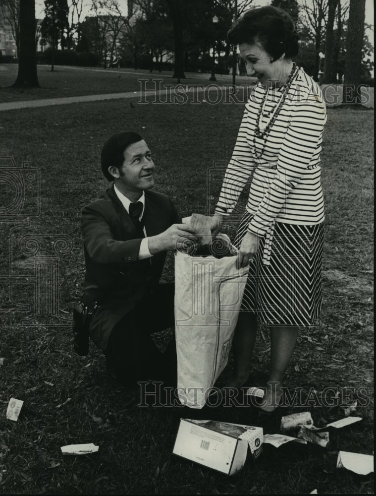 1976 Eugene Price &amp; Mrs. DeLorme clean up trash in Birmingham - Historic Images