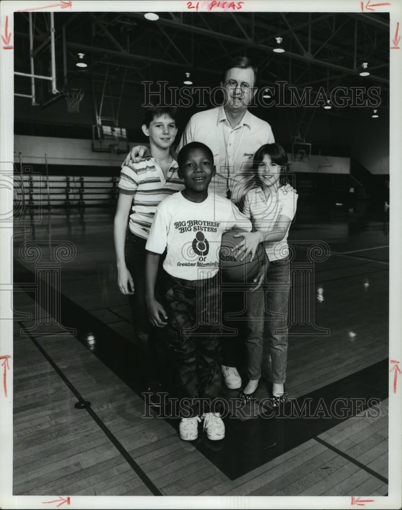 Press Photo Big Brothers&#39; &amp; Big Sisters&#39; members on a basketball court - Historic Images