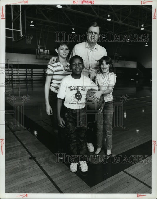 Press Photo Big Brothers' & Big Sisters' members on a basketball court - Historic Images
