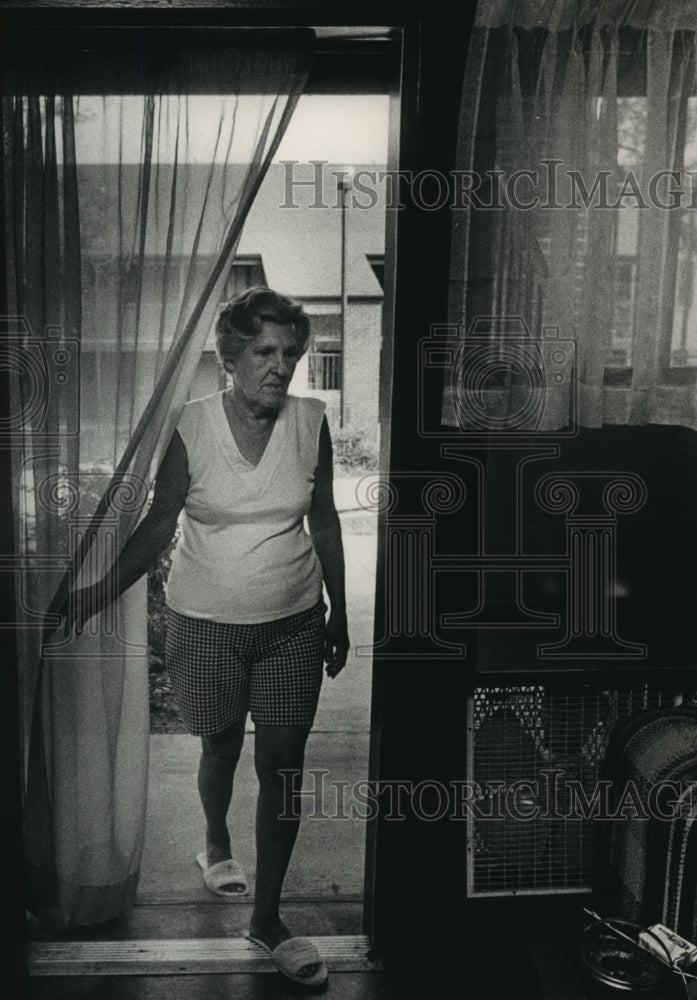 1983 Resident Mrs. Paul Short Metropolitan Garden wants screen door - Historic Images