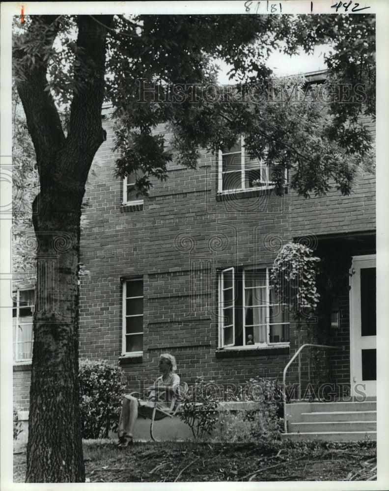 1981 Agnes Ridley seeks shade of tree Central City Birmingham - Historic Images