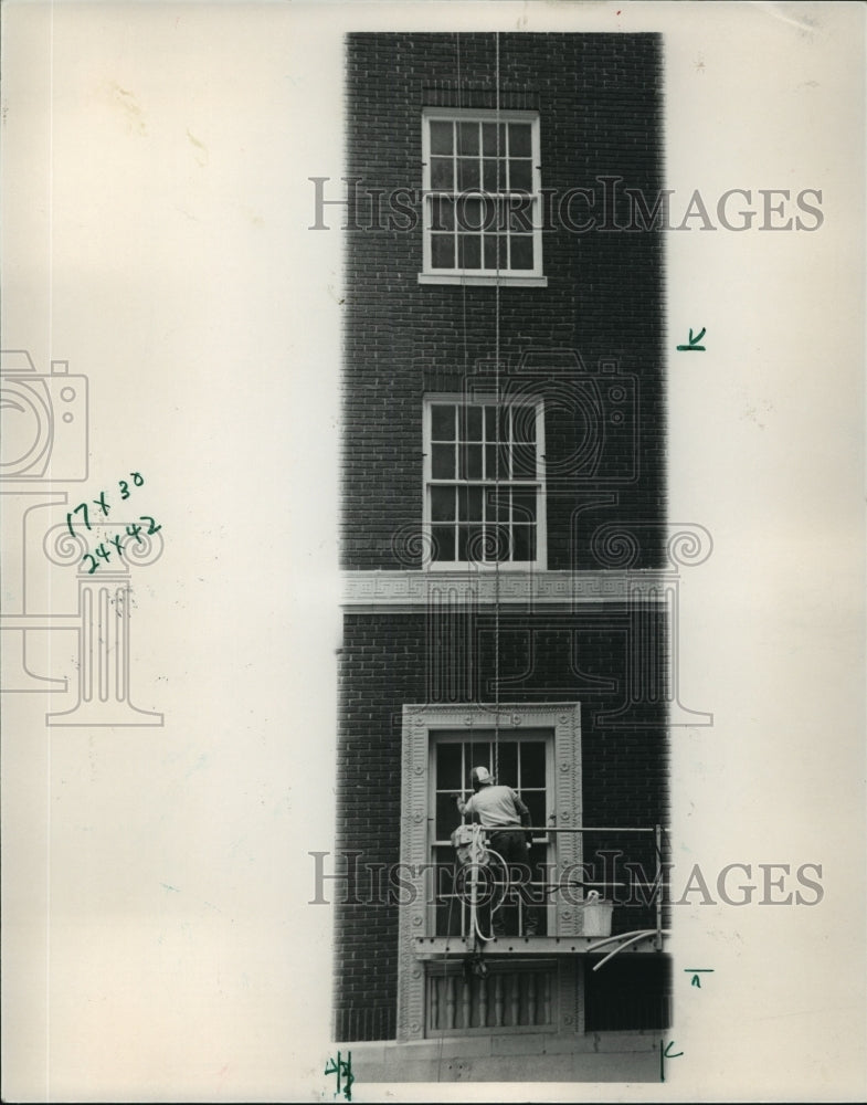 1986 Window washer Victor Matthews at Tutwiler Hotel, Birmingham - Historic Images