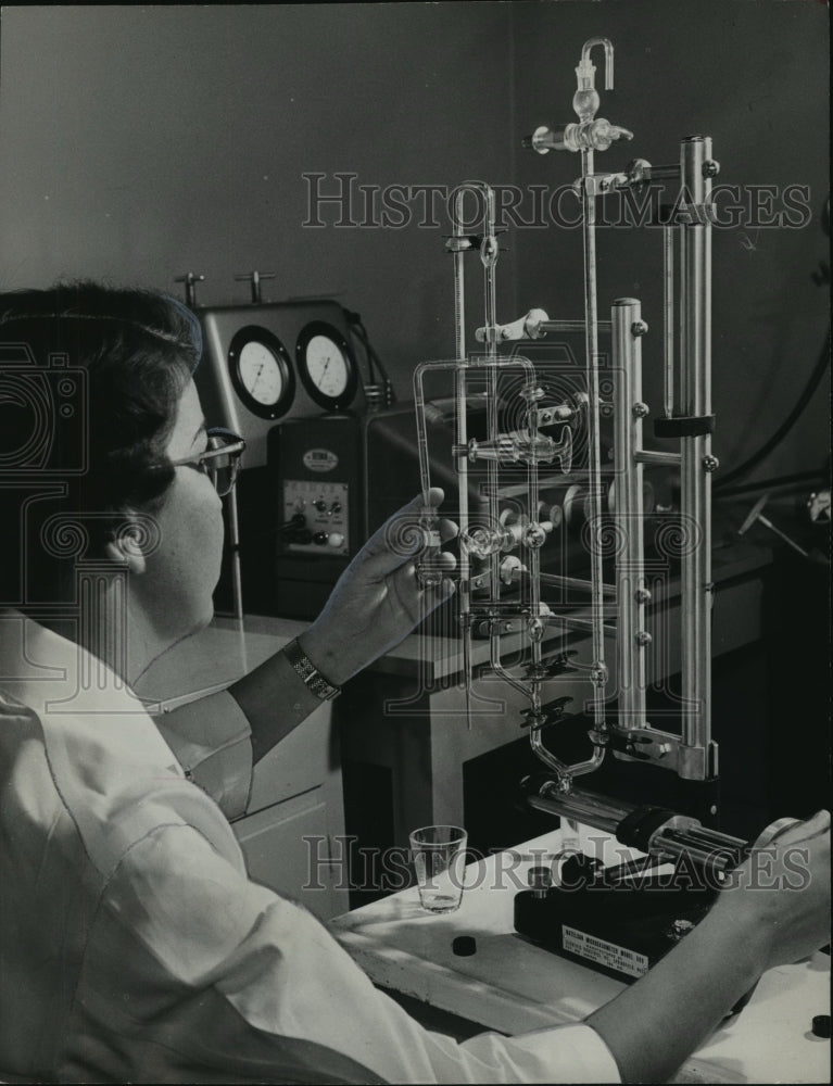 1958 Press Photo Technologist Joyce Naish with new tools in Birmingham Hospital - Historic Images