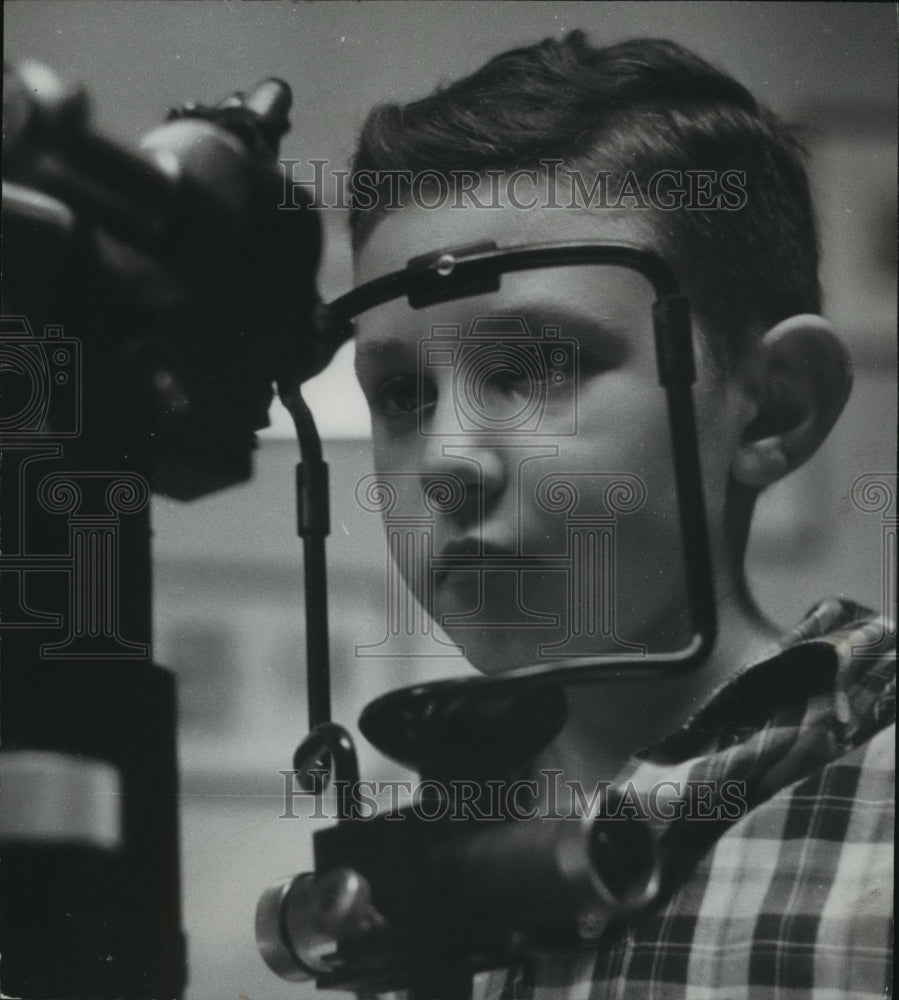 1957 Jimmy McKeever gets eye test at Birmingham Children&#39;s Hospital - Historic Images