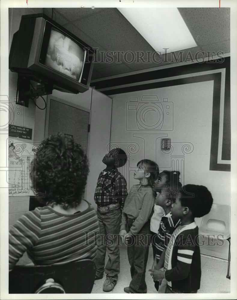 1981 Children watch WKID at Birmingham Children&#39;s Hospital - Historic Images