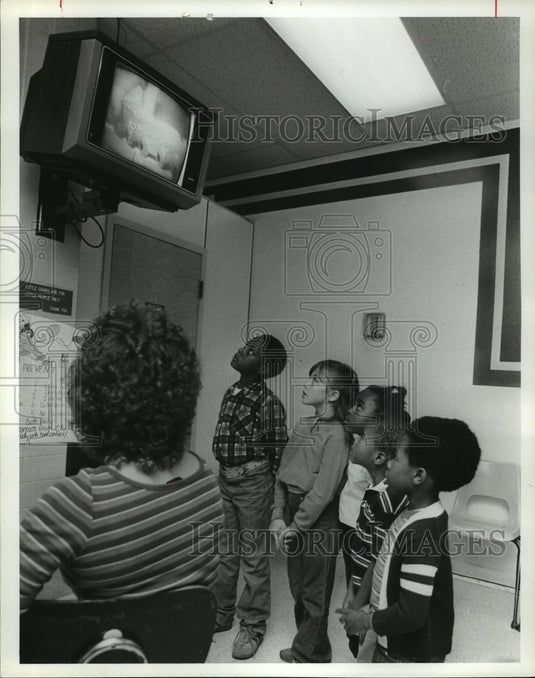 1981 Children watch WKID at Birmingham Children's Hospital - Historic Images