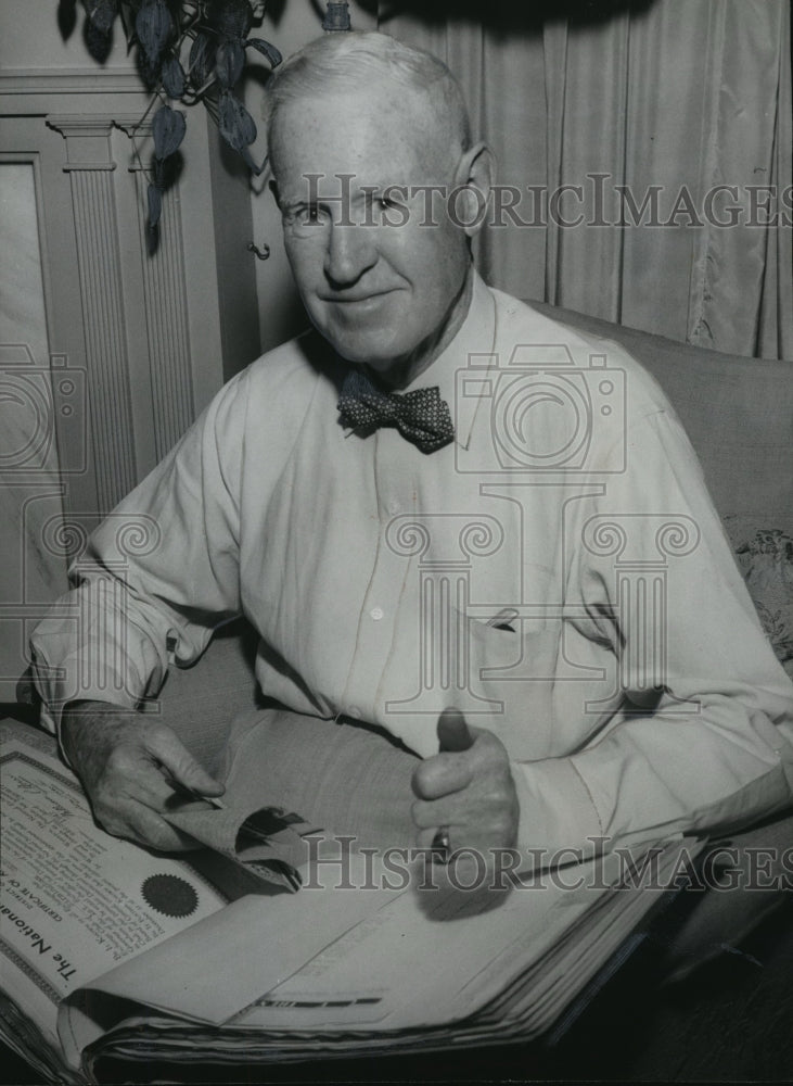 1957 Press Photo George Bellsnyder, volunteer, Birmingham Beautification Board - Historic Images