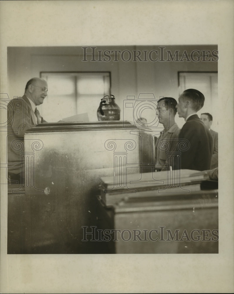 1954 Press Photo Judge Walden Jones in court - abna21355 - Historic Images