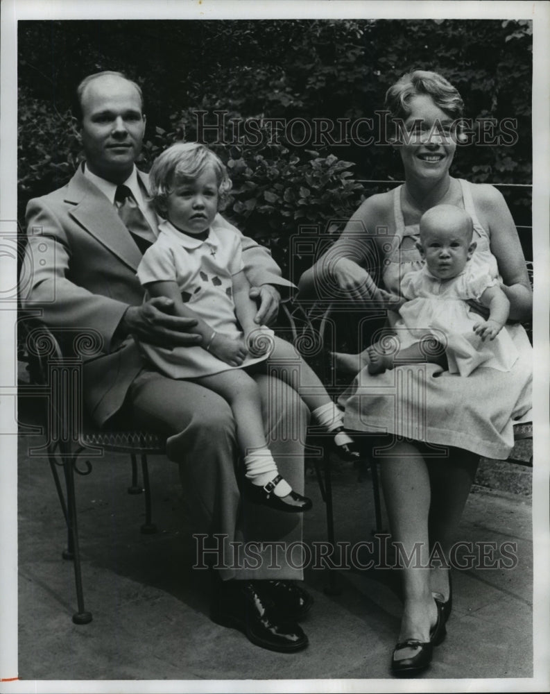 1978 Plastic surgeon Peter with Derry Bunting and children - Historic Images