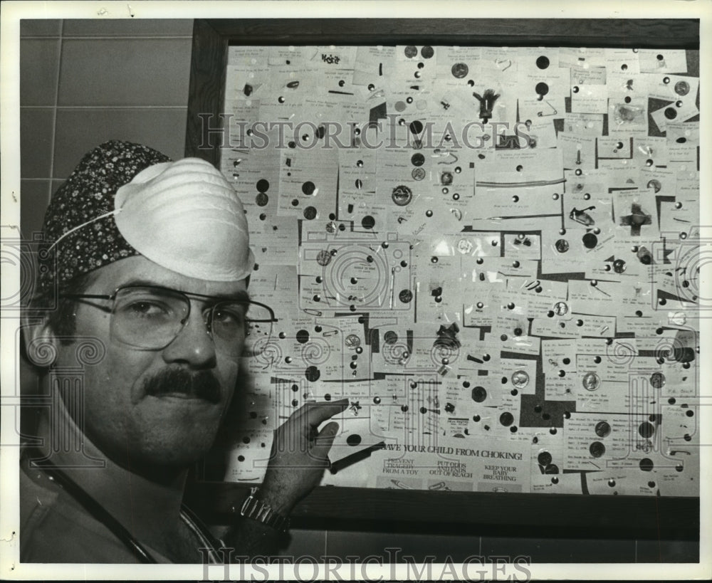 1979 Press Photo Dr. Juan Gutierrez-Mazorra With Items Children Choked On - Historic Images