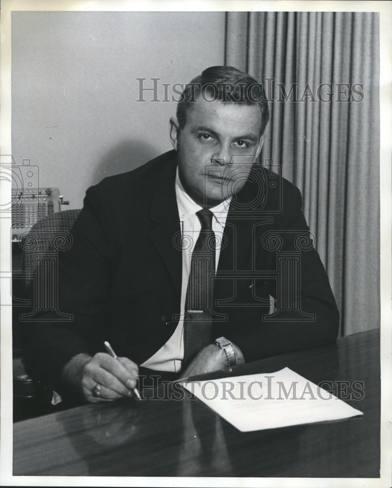1967 Press Photo William R. Bond, Executive Vice President of the Mead Corporati - Historic Images