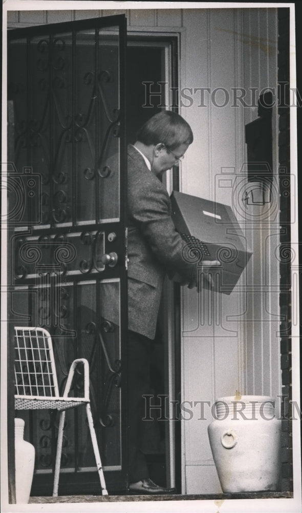 1989 Larry Dunn of the Birmingham Police bomb unit examines Package - Historic Images