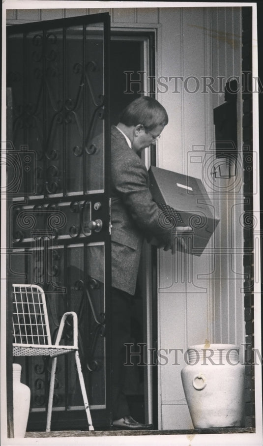 1989 Larry Dunn of the Birmingham Police bomb unit examines Package - Historic Images