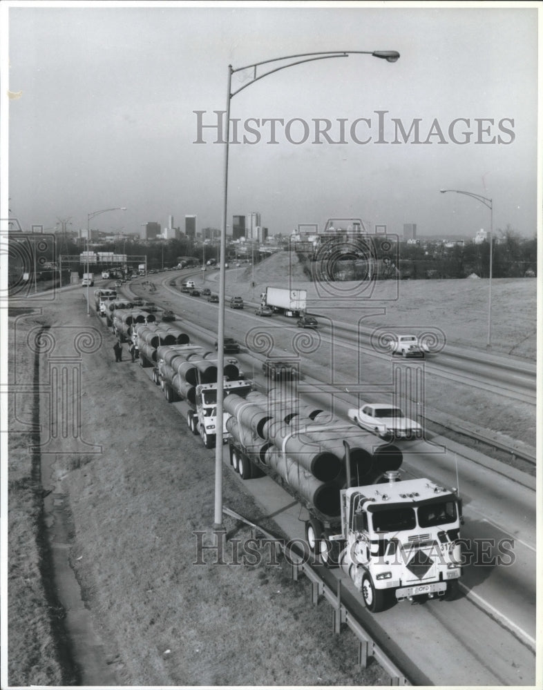 1986, Pipe Convoy, southbound on I-65 headed for Port of Mobile - Historic Images