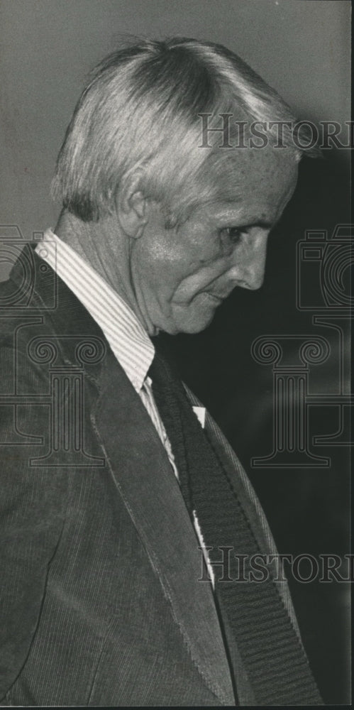 1983 Press Photo Police arrest Donald Boner, walking out of Federal Courthouse - Historic Images