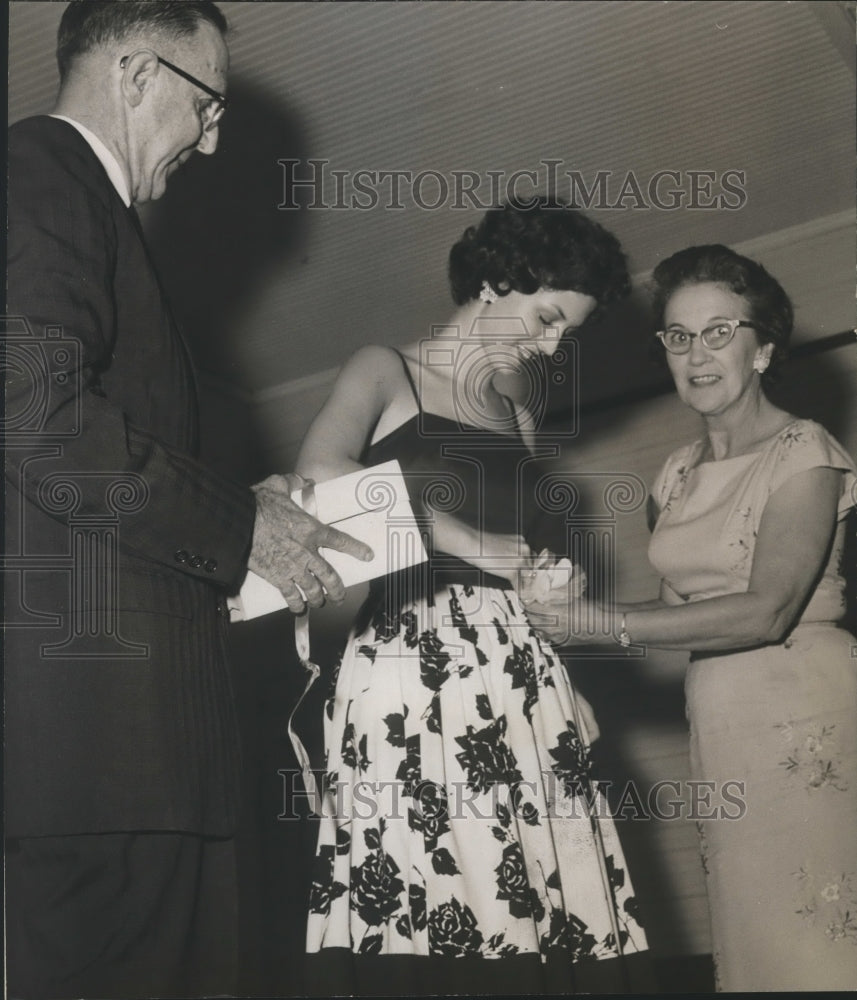 1963 Press Photo Miss Alabama 1963 Patricia Bonner with Others - abna21807 - Historic Images