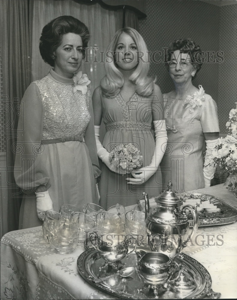 1971 Press Photo Poinsettia debutante Kathy Booker, presented at tea, Alabama - Historic Images