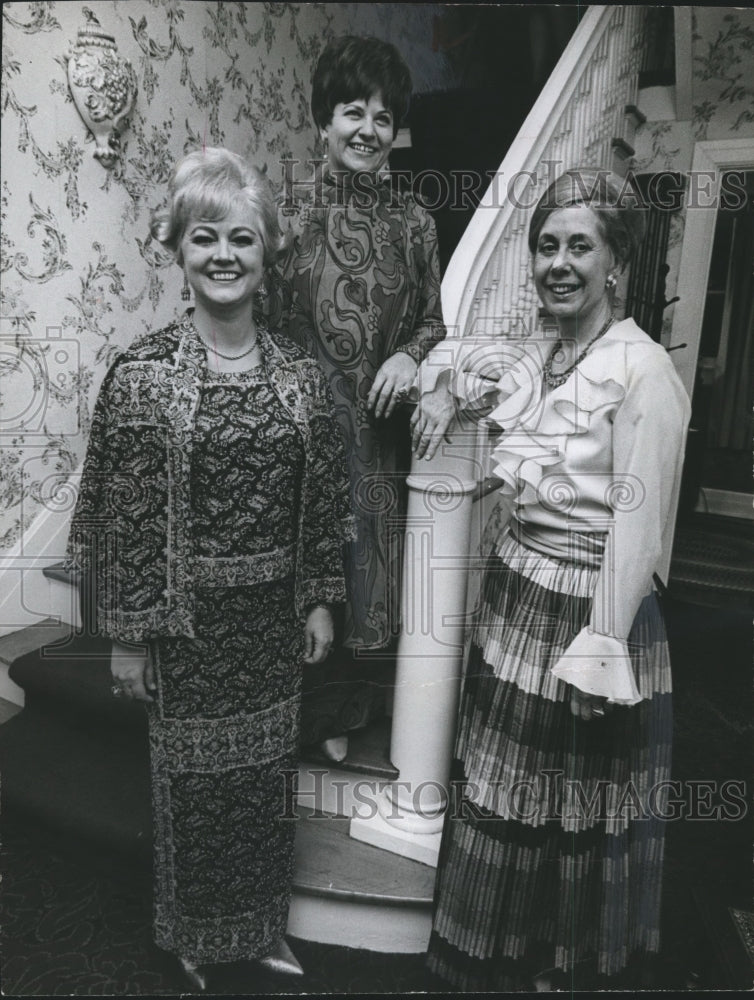 1967 Press Photo Avondale Mills - Dianne Bostick, Fashion Director, and Parents - Historic Images