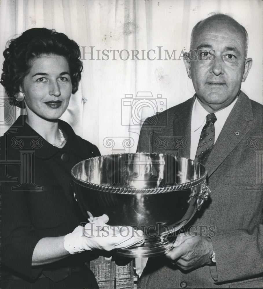1960 Press Photo Page Sloss & Frank Bromberg win trophy by Alabama opera group - Historic Images