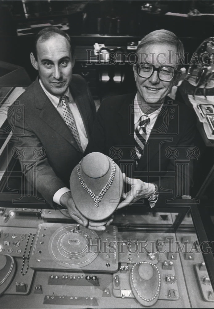 1988 Press Photo Frank Bromberg &amp; David Hezlep with necklace in - abna21953 - Historic Images