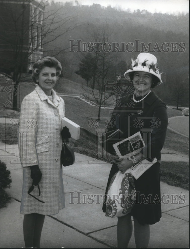 1968 Press Photo Mrs. Dixon Brooke and Mrs. William Given, Alabama - abna21970 - Historic Images
